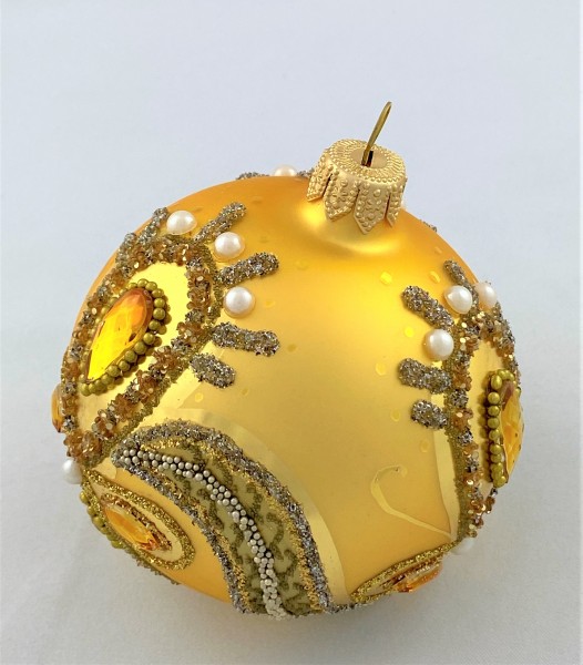 Goldene Kugel barock mit Perlen und goldenen Schmucksteinen