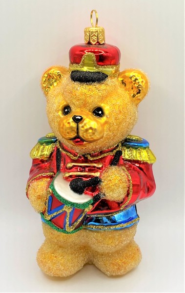 Teddybär in Uniform spielt Trommel