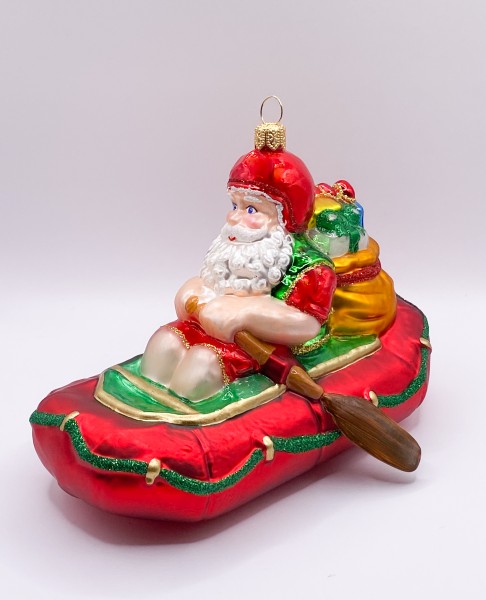 Santa Claus bringt die Geschenke mit dem Schlauchboot