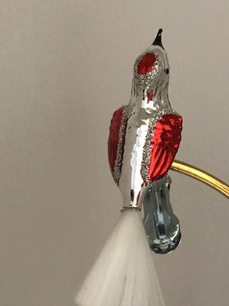 Silbernes Vögelchen mit roten Flügeln, fiberglas