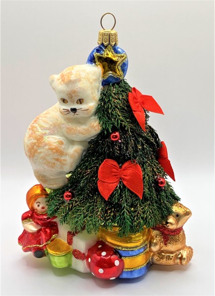 Die Katze erobert den Christbaum