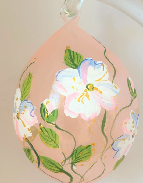 Hellrosa Osterei mit Blüten-Dekor