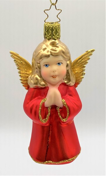 Betender Engel im roten Kleid mit goldenen Flügeln