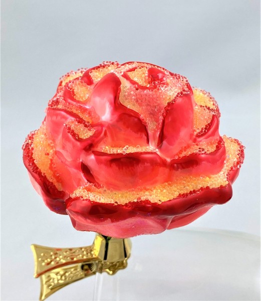 Roter Rosen-Blütenkopf auf Clip