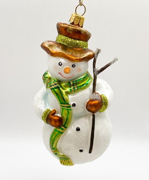 Schneemann mit grünem Schal und Reisig-Stecken