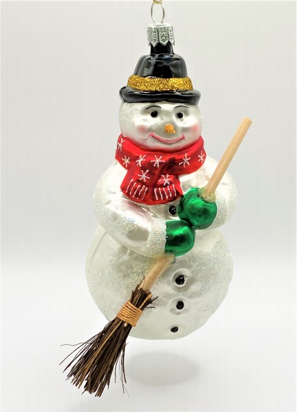 Schneemann mit Sternchen-Schal und Reisigbesen