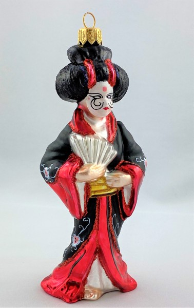 Japanische Geisha in rotschwarzem Gewand