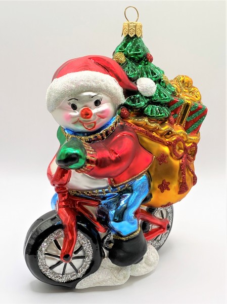 Der Schneemann bringt der Christbaum mit dem Fahrrad