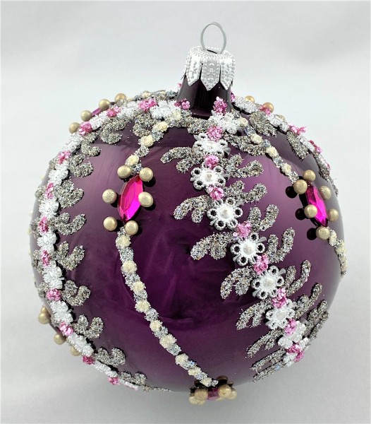 Kugel violett mit feinem weiss/silber Blütenranken Dekor