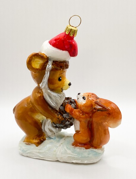Der kleine Bär hat sich für das Eichhörnchen als Weihnachtsmann verkleidet, KOMOZJA MOSTOWSKI