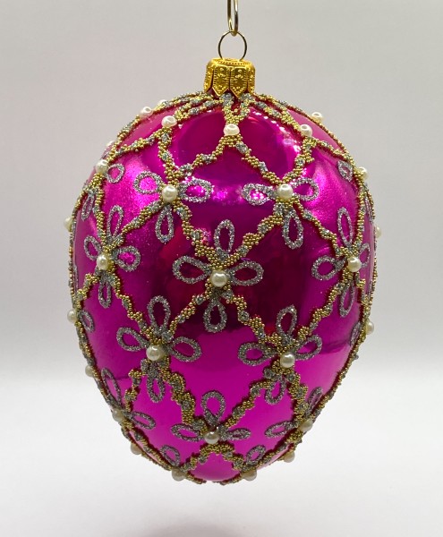 Ei-Form in Pink mit feinem Rauten-Dekor und Perlenbesatz