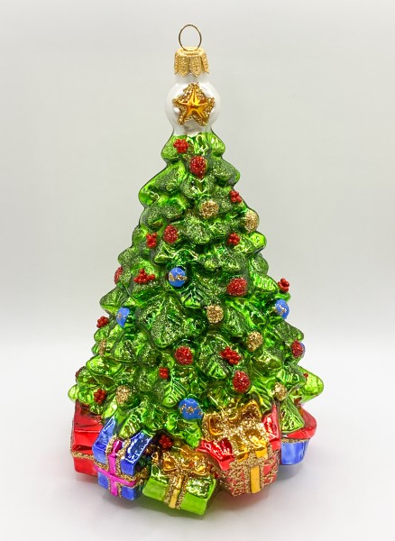 Weihnachtsbaum mit vielen Geschenken darunter