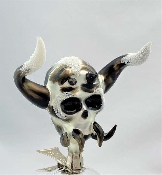 Wilder Skull mit schwarzen Hörnern