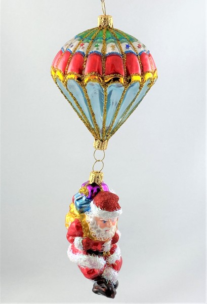 Santa Klaus bringt die Geschenke mit dem Fallschirm