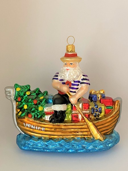 Der Weihnachtsmann in Venedig bringt die Geschenke mit der venezianischen Gondel
