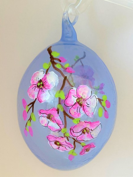 Hellblaues Osterei mit Kirschblüten-Dekor