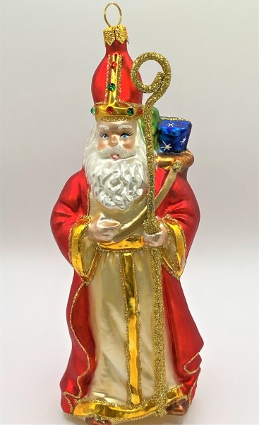 Heiliger Nikolaus freut sich die Geschenke an die Kinder zu verteilen