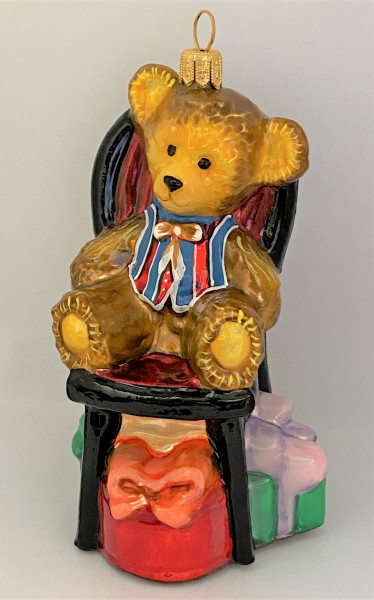 Teddy-Bär sitzt im Stuhl, KOMOZJA MOSTOWSKI