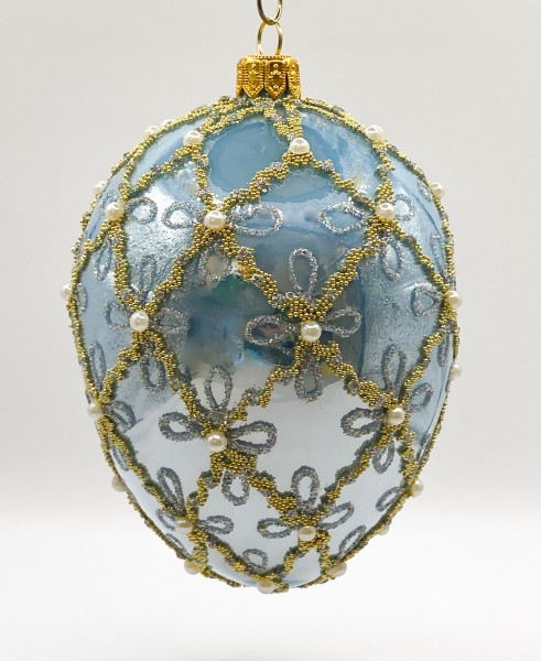 Hellblaue Ei-Form mit feinem Rauten-Dekor und Perlenbesatz