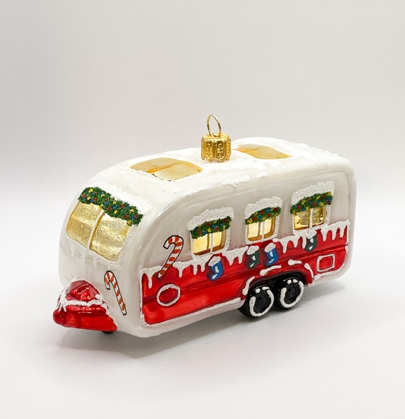 Weihnachtlich geschmückter Wohnwagen