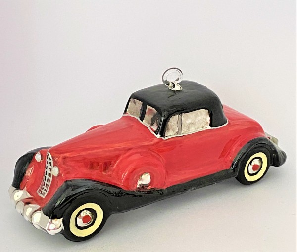 Rotes Oldtimer-Coupe mit schwarzem Dach, KOMOZJA MOSTOWSKI