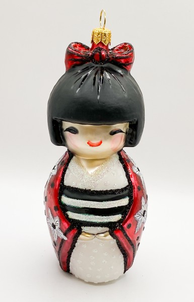 Japanische Kokeshi Puppe Glücksbringer im roten Mantel