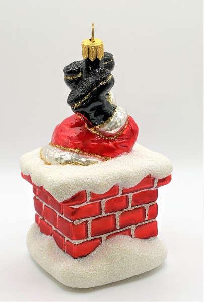 Santa Claus klettert durch den Kamin