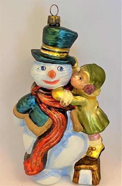 Kleines Mädchen gibt dem Schneemann einen dicken Kuss, KOMOZJA MOSTOWSKI