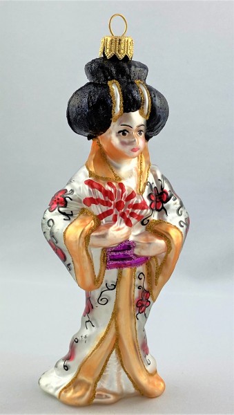 Japanische Geisha in weissem Gewand