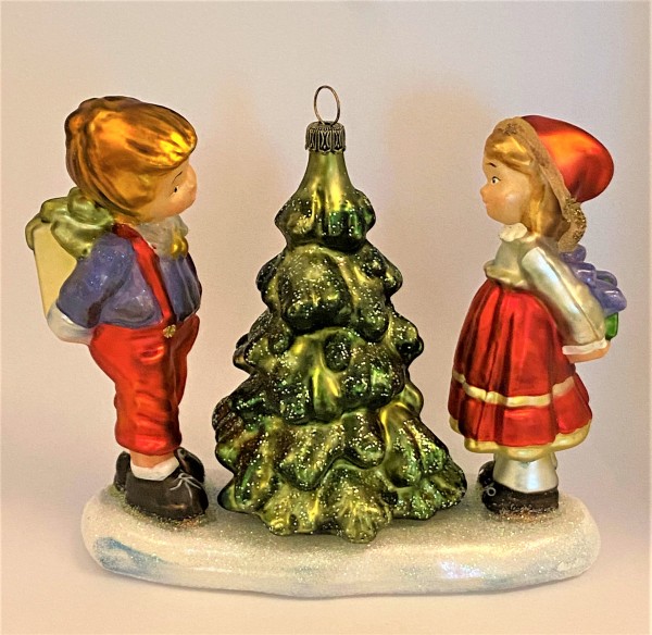 Zwei Kinder bewundern den Weihnachtsbaum, KOMOZJA MOSTOWSKI