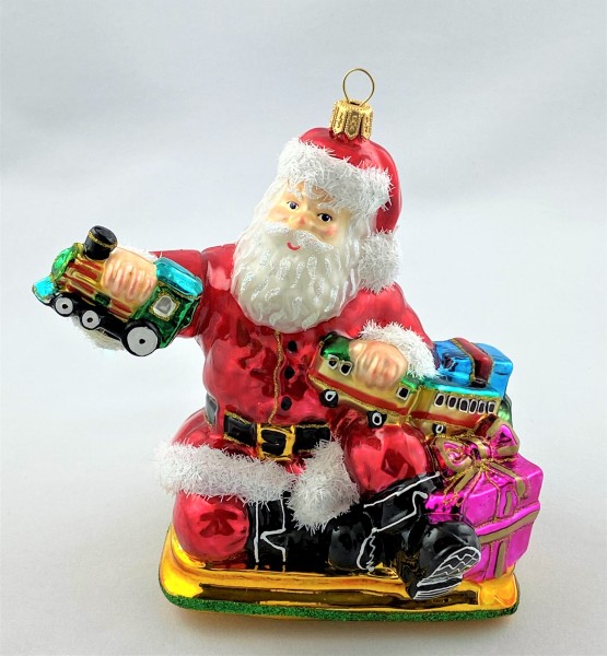 Der Weihnachtsmann bereitet den Spielzeug-Zug zum Verpacken vor