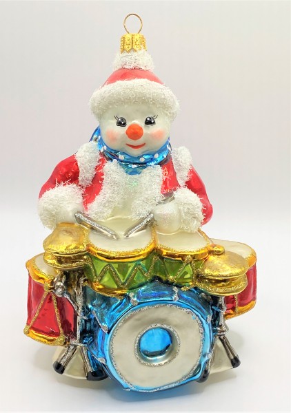 Der Schneemann spielt Schlagzeug