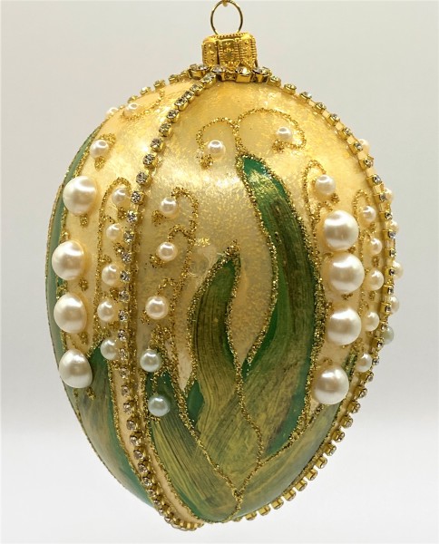 Goldene Ei-Form mit Maiglöckchen-Dekor und Perlenapplikationen