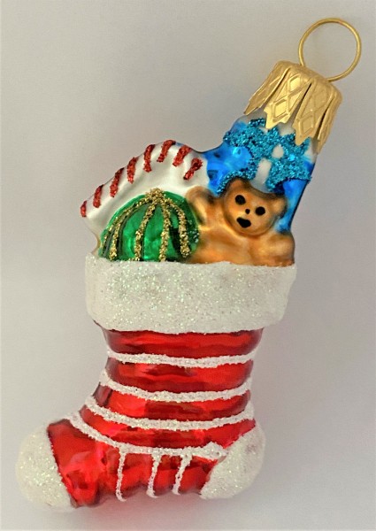 Weihnachts-Socke mit Geschenken gefüllt