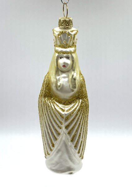 Königin im goldenen Gewand