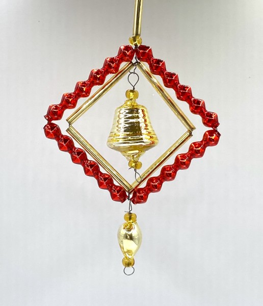 Rhomus-Motiv mit Gablonzer Perlen in Rot und Gold