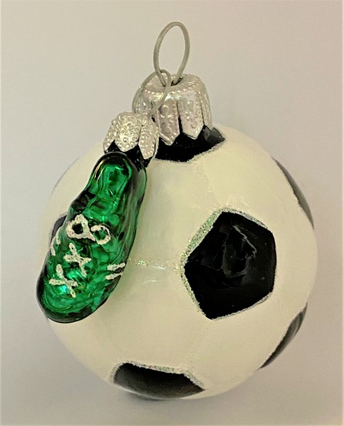 Fussball mit kleinem grünen Fussball-Schuh