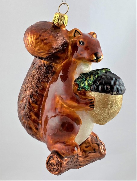 Grosses Eichhörnchen mit grosser Eichel