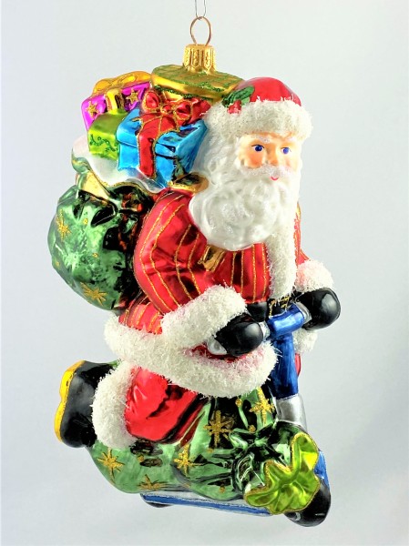 Weihnachtsmann bringt die Geschenke mit dem Scooter