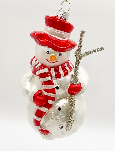 Schneemann mit rotem Schal und Reisig-Stecken