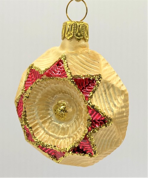 Kugel-Medaillon in goldenem Eislack mit einem Reflex und rotem Sternen-Dekor