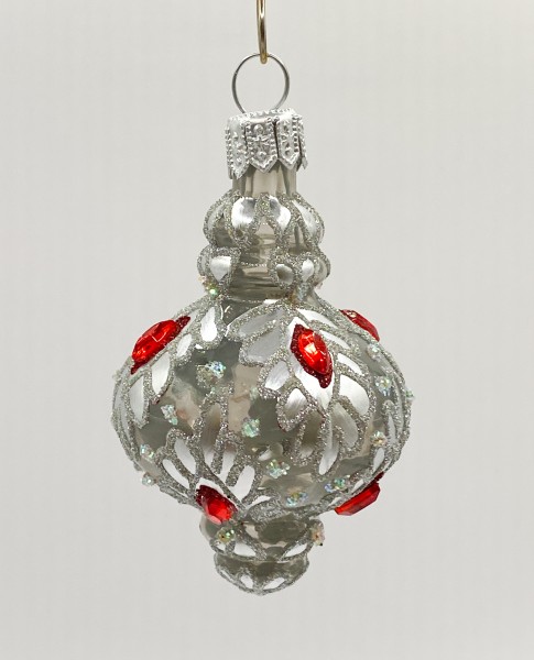 Silbernes transparentes, orientalisches Ornament mit roten Schmucksteinen
